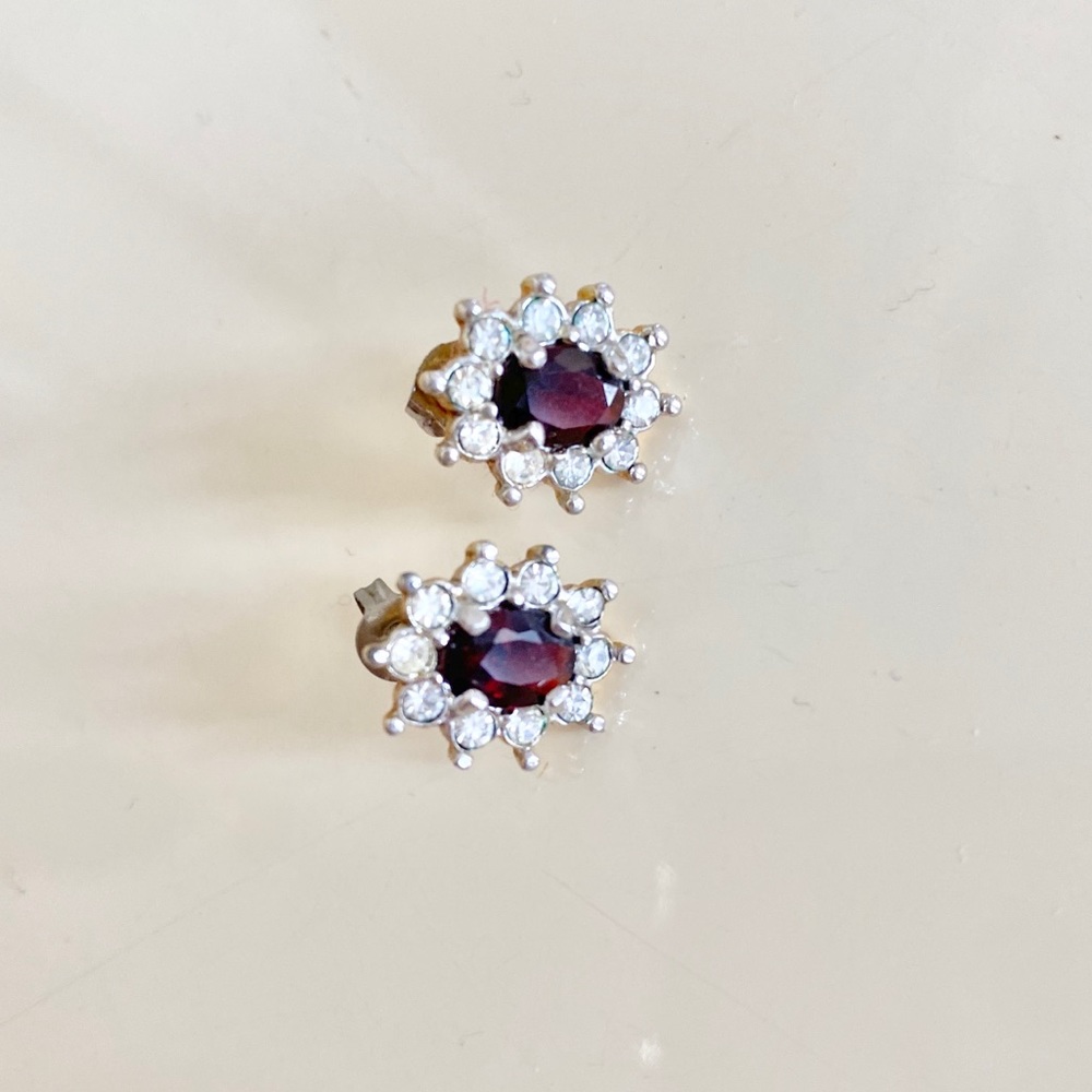 RHINESTONE OVAL RED STONE STUD EARRINGS ROYAL